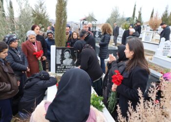 Li goristanên Semsûrê qurbaniyên erdhejê hatin bibîranîn
