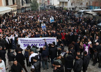 Bakur silav da Rojava: Em ê her dem Rojava biparêzin