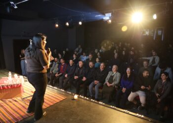 ÎHDê şeva helbestan li dar xist