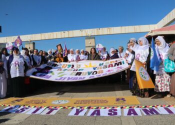Li Îzmîrê zincîra jinan: Em li pişt pêvajoya birêz Ocalan in!