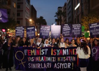 Li Îzmîrê meşa şevê: Em ê teslîmî paşverûtiyê nebin