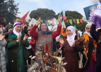 Li Kadîfekaleyê agirê Newrozê geş bû: Hezar silav li Îmraliyê!