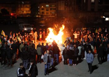 Li çar navçeyên Stenbolê agirê Newrozê geş bû