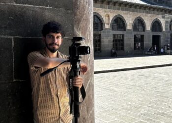 Xwediyên cafeyên li Pira Dehderî êrişî rojnameger Akyol kirin