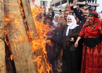 Li Agiriyê dayîka Sema Yuce agirê Newrozê pê xist