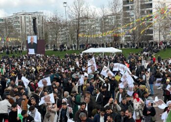 Gel bi slogana ‘Bijî Serok Apo’ dikeve qadê