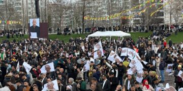 Gel bi slogana ‘Bijî Serok Apo’ dikeve qadê