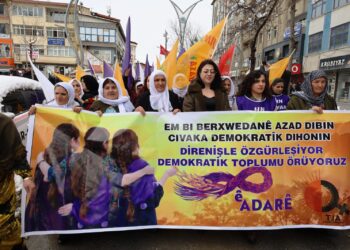 Jin li Colemêrgê meşiyan: Êdî jin pêşeng in