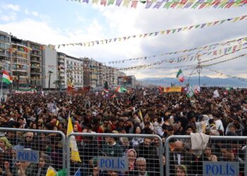 Newroza Îzmîrê: Azadiya Gelê Kurd azadiya Rêber Apo ye