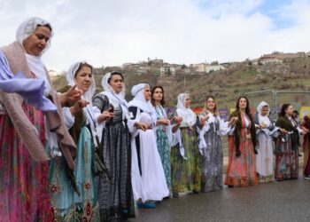 Jinên Botanî bi govendê dest bi pîrozbahiya Newrozê kirin