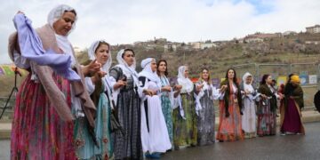 Jinên Botanî bi govendê dest bi pîrozbahiya Newrozê kirin