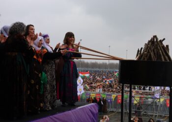 Dayikên Aştiyê agirê Newroza Stenbolê pêxistin