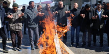 Li navçeyên Ebex û Bêgiriyê yên Wanê agirê Newrozê hat pêxistin