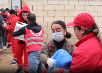 Hevya Sor a Kurd li Kobaniyê 12 qamyon alîkarî belav kir