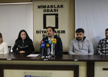 ‘Li Amedê qadên giştî tên dagirkirin, metirsiya erdhejê tê jibîrkirin’