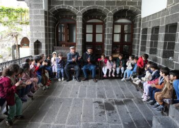 Şagirtên Zarokistanan serdana cihên dîrokî û Mala Dengbêjan kir