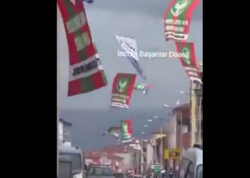 Ji Kurdên Anatoliya Navîn piştgiriya Amedsporê: Kolan bi alan xemilandin