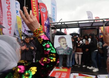 Di pîrozbahiyên 1ê Gulanê de wêneyên Abdullah Ocalan hatin vekirin