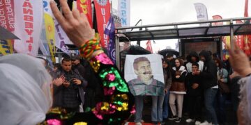 Di pîrozbahiyên 1ê Gulanê de wêneyên Abdullah Ocalan hatin vekirin