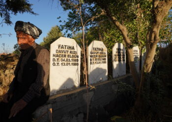 Komkujiyeke bikeser: Tevî sebîyê 8 rojî malbatek qetil kirin