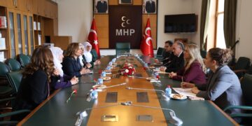 MHPê Dayikên Aştiyê bi Kurdî pêşvazî kir