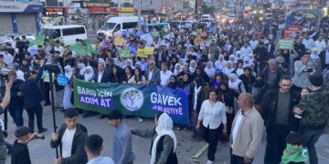 Li Cizîra Botan bi hezaran kes ji bo aştî û azadiya Ocalan meşiyan