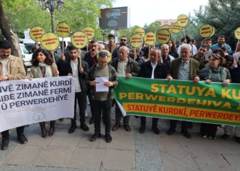Li ber wezaretê daxwaza perwerdehiya bi Kurdî hat kirin