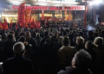 Bi hezaran kes li ber Navenda Giştî ya CHPê nobedê digirin
