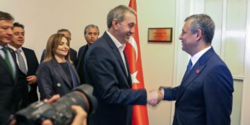 Tuncer Bakirhan û heyeto ke ey reyde bi Ozgur Ozelî zîyaret kerd