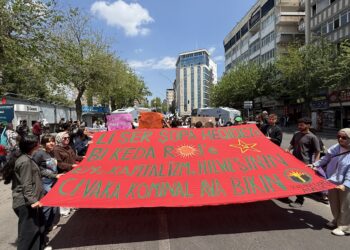 Li Amedê bi hezaran karker û kedkar herikîn qada Îstasyonê