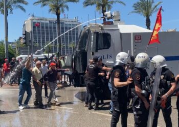 Polîsan bi ava şit û xaza îsotê êrîşî CHPiyan kir