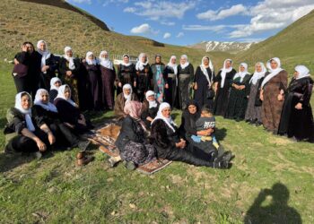 Dayikên Aştiyê bi boneya Roja Dayikan serdana ‘Baxçeyê Serokatî’ kirin