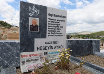 Heval û hogirên wî serdana gora Huseyîn Aykol kirin
