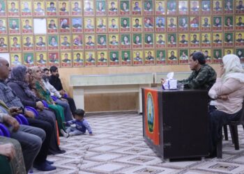 Mazlûm Ebdî bi dîlgirtiyên hatin berdan re civiya