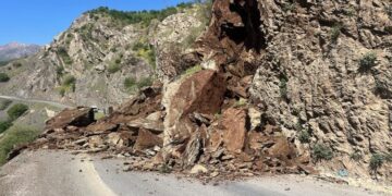 Kevirên ketine, rêya Şemzînan û Rûbarokê girt