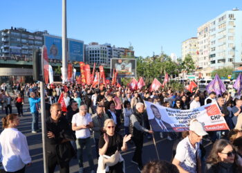 Bi hezaran kes li dijî biryara ‘Betalkirina Teqez’ meşiya