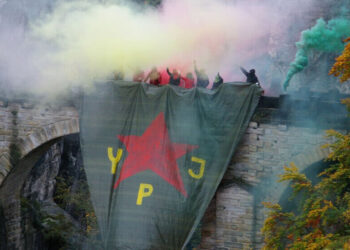 Do bi sloganê ‘Ma pêro YPJ yê’ beşdarê Grevê Cinîyan bibê