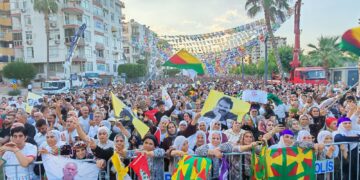 Mitîngên Azadiyê li Wan û Mêrsînê bi coşek mezin destpê kirin