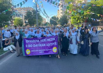 Gelê Amedê bi girseyî diherike Qada Îstasyonê
