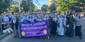 Gelê Amedê bi girseyî diherike Qada Îstasyonê