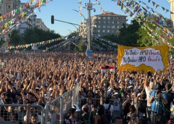 Mitîngên Azadiyê yên Amed û Stenbolê dest pê kirin