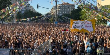 Mitîngên Azadiyê yên Amed û Stenbolê dest pê kirin