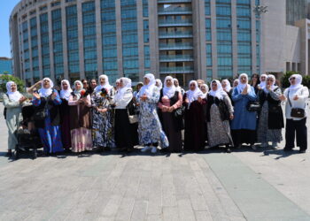 Dayikên Aştiyê giliyê Rahmî Koç kirin