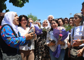 Sureyya Bulut û Dîlek Oz 32 sal şûnve hatin berdan: Em ê li ser sûrên Amedê govendê bigerînin