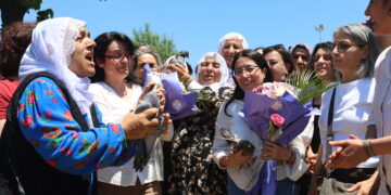 Sureyya Bulut û Dîlek Oz 32 sal şûnve hatin berdan: Em ê li ser sûrên Amedê govendê bigerînin