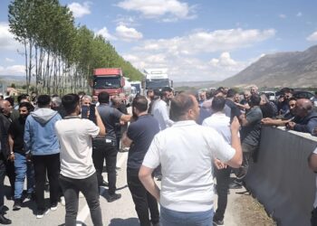 Xelkê gundê Norkoxê negirtina tedbîrên rê protesto kir