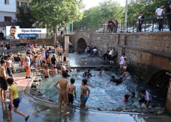 Cihê kêfxweşî û lîstika zarokan: Kaniya Enzelê