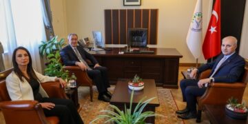 Numan Kurtulmuş Hemserekanê Pêroyî yê DEM Partî reyde kom bi