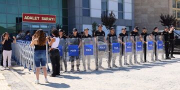 Di lêpirsîna Gulistan Doku de 4 polîs hatin girtin
