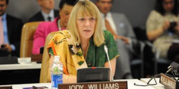 Xelatgira Aştiyê ya Nobelê Jody Williams nameyek ji Abdullah Ocalan re şand